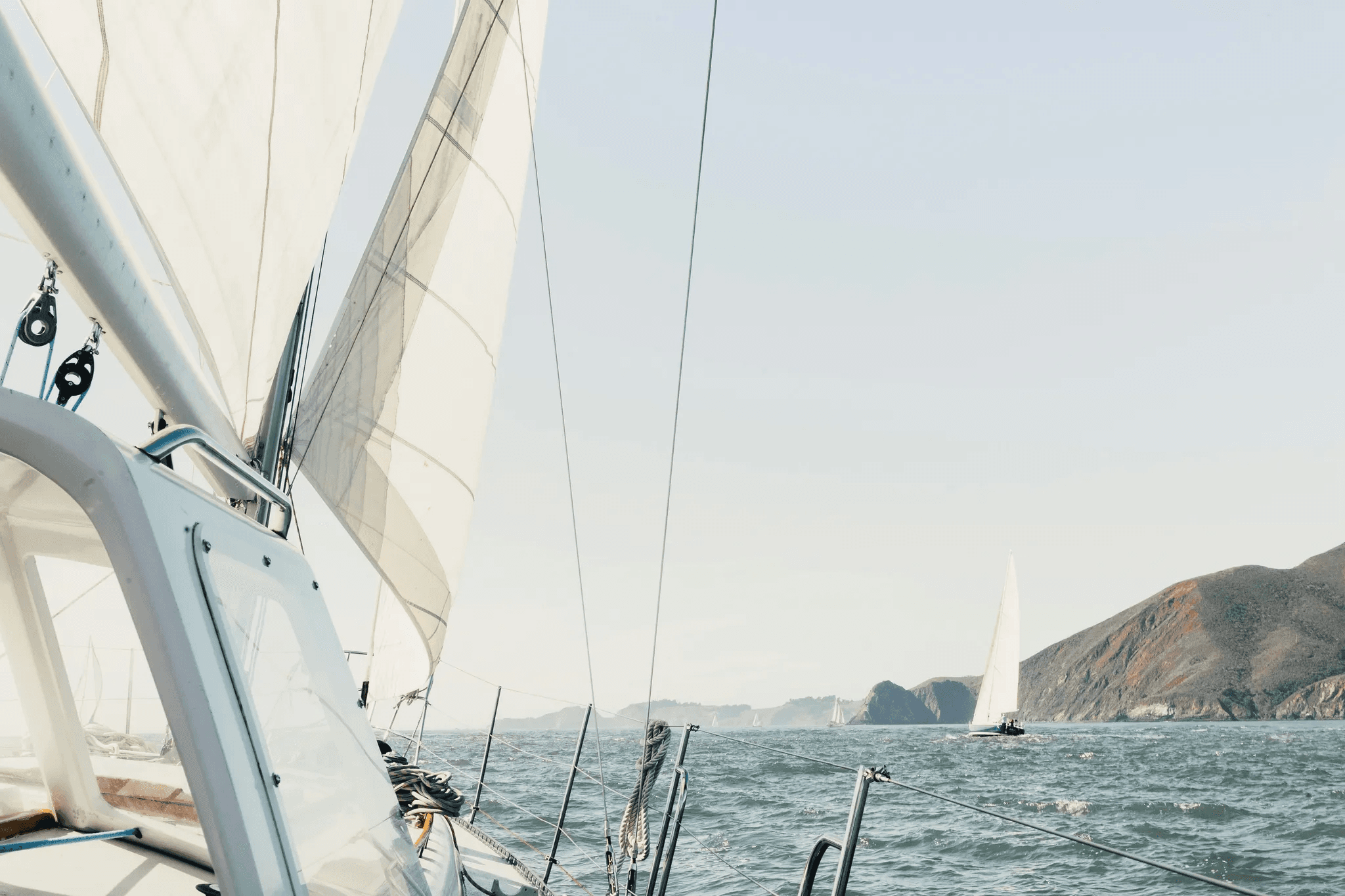Bateau à voile sur un lac avec montagnes