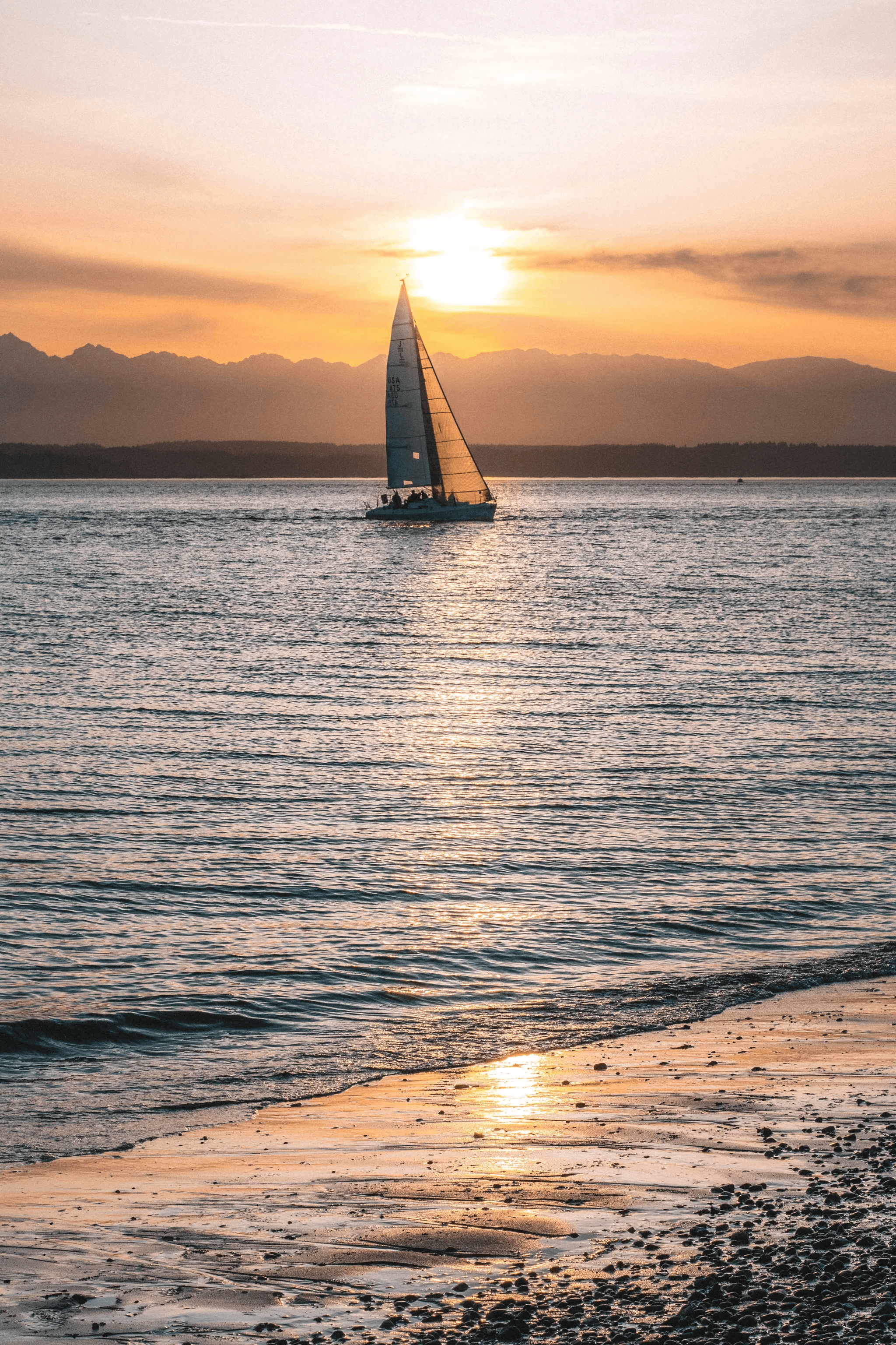 Bateau à voile sur un lac